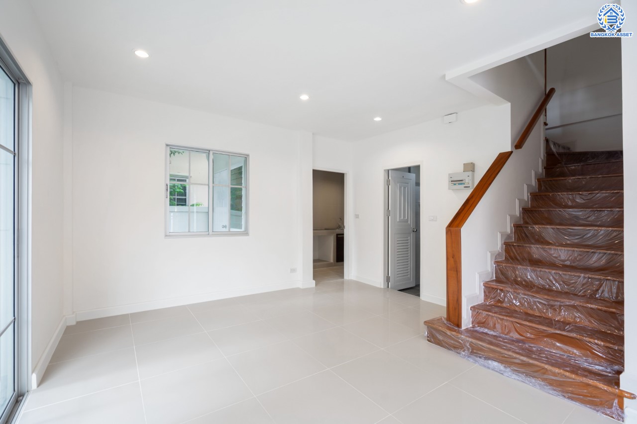 บ้านมือสองตกแต่งใหม่ ม.เดอะวิลล่า ราชพฤกษ์-ท่าอิฐ หลังมุม แบรนด์ Property Perfect โซนต้นโครงการ เดินทางสะดวก เนื้อที่ 23.9 ตร.ว. ฟังก์ชัน 3 ห้องนอน 2 ห้องน้ำ จอดรถได้ 1 คัน บนทำเลเชื่อมต่อทั้ง ถ.รัตนาธิเบศร์ และถ.ราชพฤกษ์ และเพียง 10 นาทีถึงรถไฟฟ้า "สถานีบางรักน้อยท่าอิฐ"...